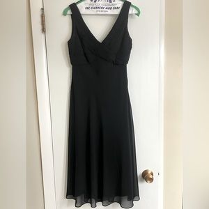 Beautiful Adrianna Papell cocktail dress size 6. Dress falls below the knee.